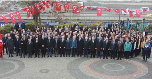 Öğretmenler, başöğretmene çelenk sundu
