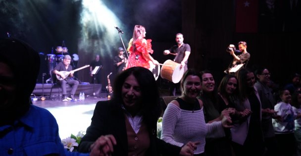 Öğretmenlere müzik ziyafetiyle 24 Kasım teşekkürü