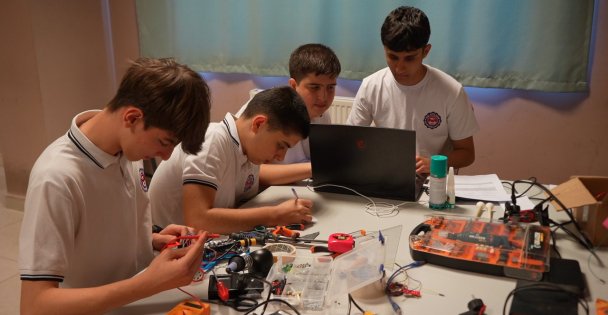 Ok atan ve hedef takip eden robot yaptılar: Tek rakibimiz Mete Gazoz