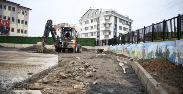 Okul bahçelerinde bakım onarım çalışması