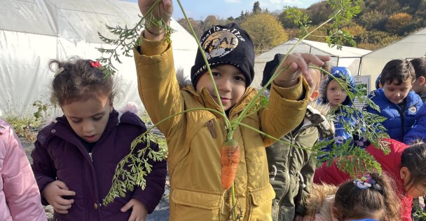 Okul bahçesinde bitki yetiştiren öğrencilere doğa sevgisi aşılanıyor