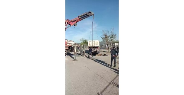 Okul bahçesinde çökme sonucu çukura düşen kamyon vinçle çıkarıldı