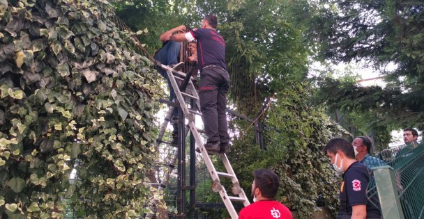 Okul Bahçesinde Mahsur Kalan Çocuğu İtfaiye Ekipleri Kurtardı