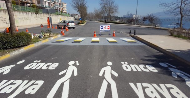 Okul önlerinde yaya güvenliği önemseniyor