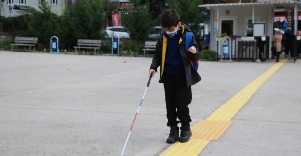 Okuluna Görme Engelli Yolu Yapılan  Fatih kardeşimiz Artık Çok Mutlu