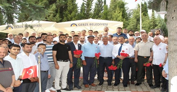 Ömer Halisdemir'in Babasından Gebze'deki Şehitliğe Ziyaret