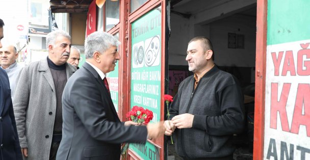 Ömeroğlu, Dilovası'nda sıkmadık el bırakmıyor