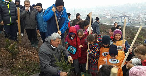 Önce yürüyüş sonra fidan dikme!
