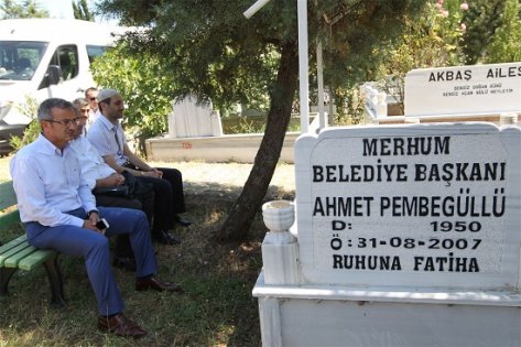 Onun mezarına gitti!