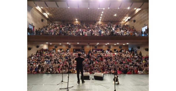 Onur Erol Kocaelili Çocukları Coşturdu