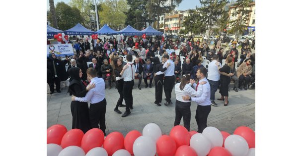 Otizm Farkındalık Günü Gölcük'te renkli görüntülere sahne oldu