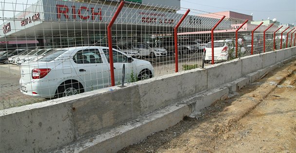 Oto Galericiler Sitesi'ne beton duvar