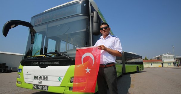 Otobüs şoförü, Türk Bayrağı'nı yerde bırakmadı