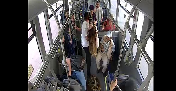 Otobüs sürücüsü bayılan yolcuyu hastaneye yetiştirdi