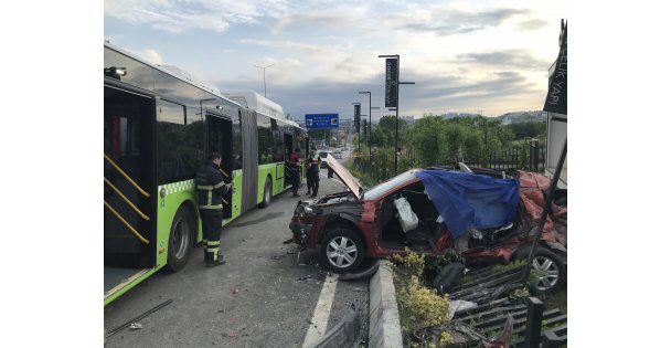 Otobüse Çarpan Otomobildeki Aileden 3 Kişi Hayatını Kaybetti