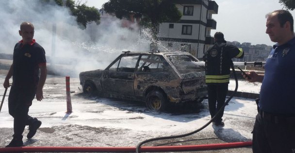 Otomobil alev alev yandı, geriye metal yığını kaldı