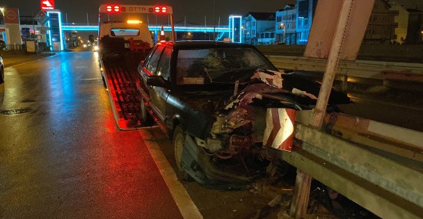 Otomobil Bariyere Çaptı: 1'i Ağır 2 Yaralı