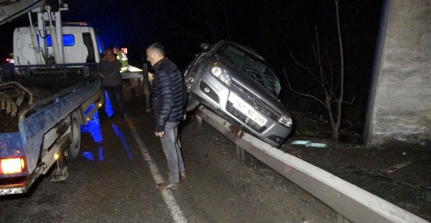 Otomobil Bariyere Çarptı, Karı-Koca Yaralandı