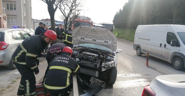 Otomobil Bariyere Saplandı!