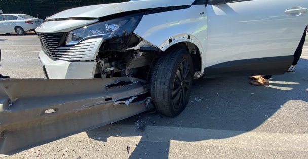 Otomobil Bariyerlere Ok Gibi Saplandı:1 Yaralı