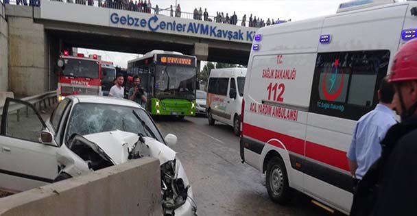 Otomobil Beton Bariyere Çarptı