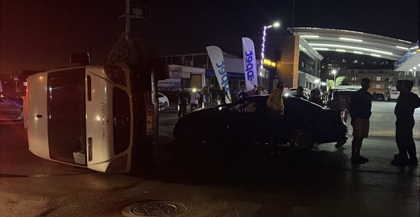 Otomobil ile çarpışan servis minibüsü devrildi: 1 yaralı