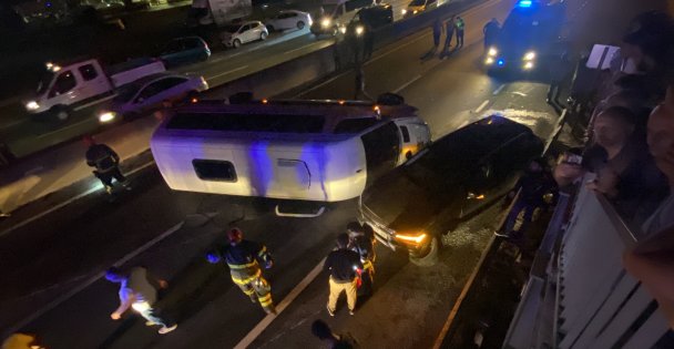 Otomobil İle Çarpışan Servis Minibüsü Devrildi: 7 Yaralı