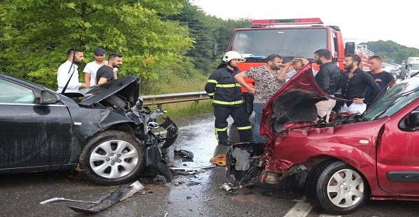 Otomobil ile hafif ticari araç çarpıştı: 4 yaralı