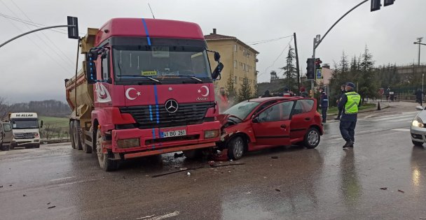 Otomobil ile kamyon çarpıştı: 4 yaralı