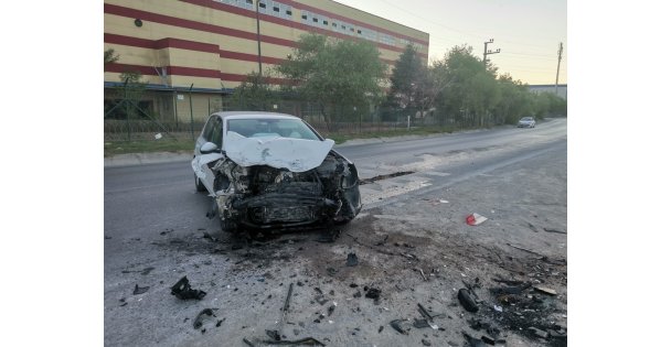 Otomobil ile minibüs çarpıştı: 1 yaralı