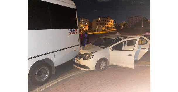 Otomobil İle Servis Minibüsü Çarpıştı: 1 Yaralı