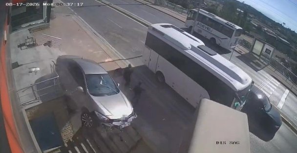 Otomobil merdiven boşluğuna uçtu: 2 kişi ezilmekten saniyelerle kurtuldu