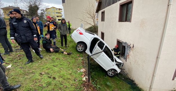 Otomobil önce binanın duvarına çarptı, sonra bahçeye düştü: 3 yaralı