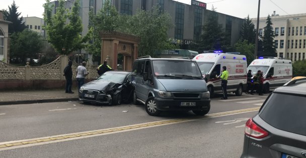 Otomobil Park Halindeki Minibüse Çarptı: 3 Yaralı