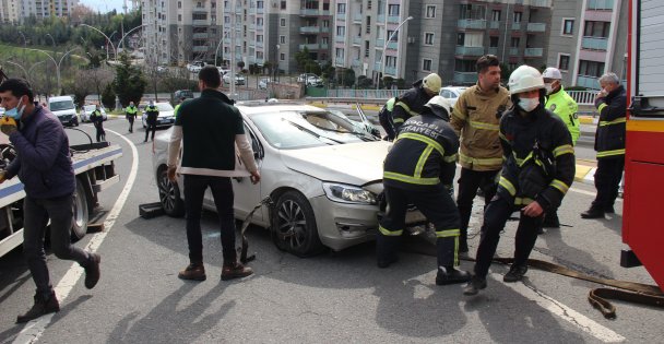 Otomobil rampada yan yatınca trafik felç oldu: 1 yaralı