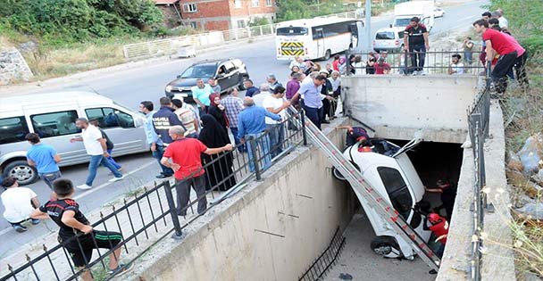Otomobil, Su Kanalına Düştü: 2 Yaralı