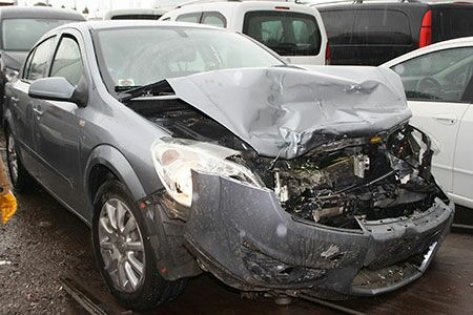 Otomobil TIR'a çarptı