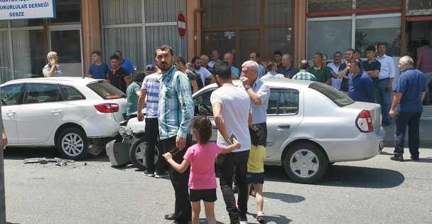 Otomobil yayaya çarptı: 2 yaralı