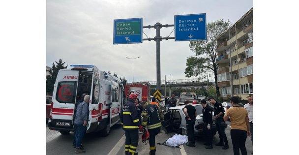 Otomobil Yol Ayrımındaki Bariyere Saplandı