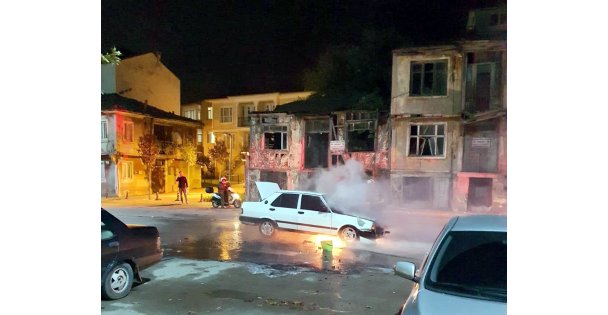 Otomobilde Çıkan Yangın İtfaiye Ekiplerince Söndürüldü