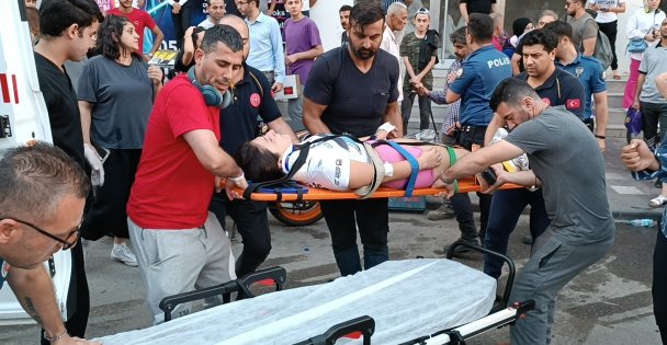 Otomobile çarpan motosiklet yola savruldu: 2 yaralı