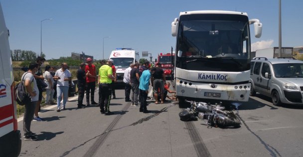 Otomobile Çarpan Motosiklet Yolcu Otobüsünün Altına Girdi: 2 Yaralı