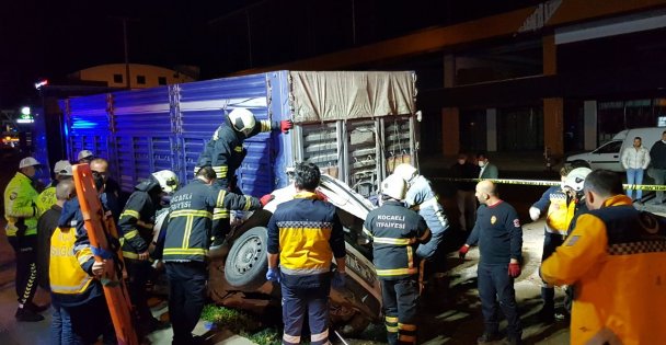 Otomobilin Park Halindeki Tıra Çarpması Sonucu 3 Genç Öldü