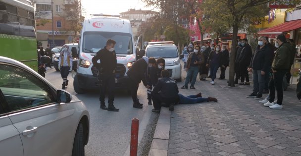 Otomobilin yayaya çarpma anı, iş yeri güvenlik kamerasınca kaydedildi.