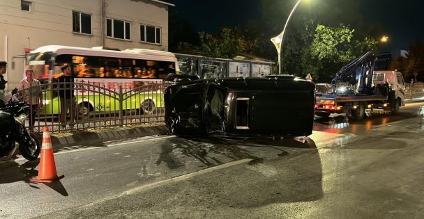 Otomobille çarpışan cip kaldırımda yürüyen gençlerin arasına daldı: 2 ölü