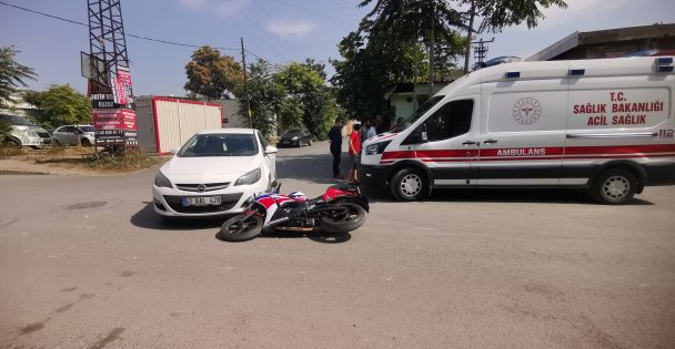 Otomobille çarpışan motosikletin sürücüsü yaralandı