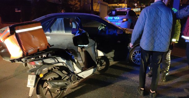 Otomobille Çarpışan Motosikletli Kurye Yaralandı