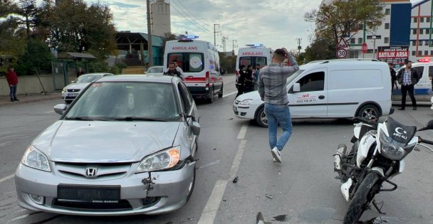 Otomobille çarpışan motosikletteki 2 kişi yaralandı