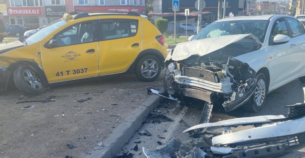 Otomobille ticari taksi çarpıştı: 2'si çocuk 4 yaralı