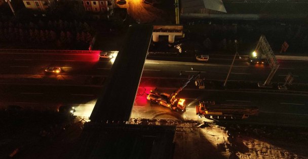 Otoyol köprüsünde kiriş montajı gece yapıldı